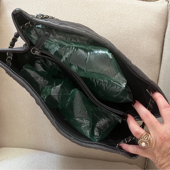 Chanel Chic Shopping Tote in Metallic Grey Caviar with Ruthenium Hardware - Picture 6 of 14